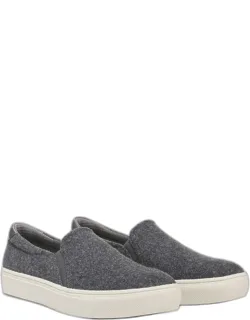 Nova Slip-on Sneakers