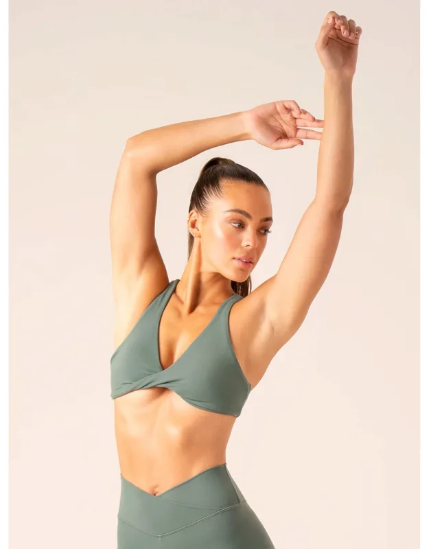 Momentum Twist Sports Bra