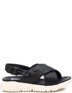 _flat Sandals With Cross Strap Design And Buckle Closure_