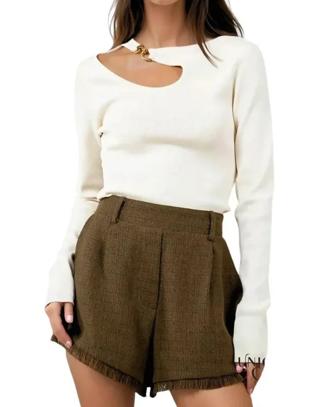 Chain Closure Ribbed Knit Top