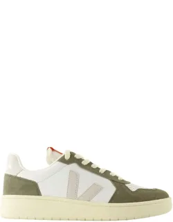 V 82 Sneakers