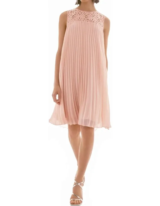 Chiffon And Lace Sleeveless Pleated Dress