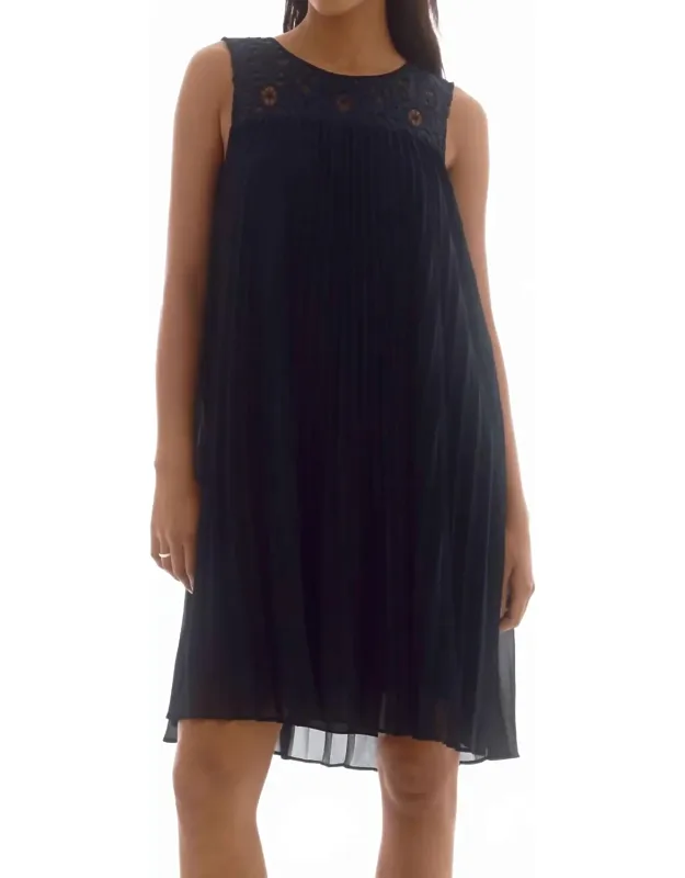 Chiffon And Lace Sleeveless Pleated Dress