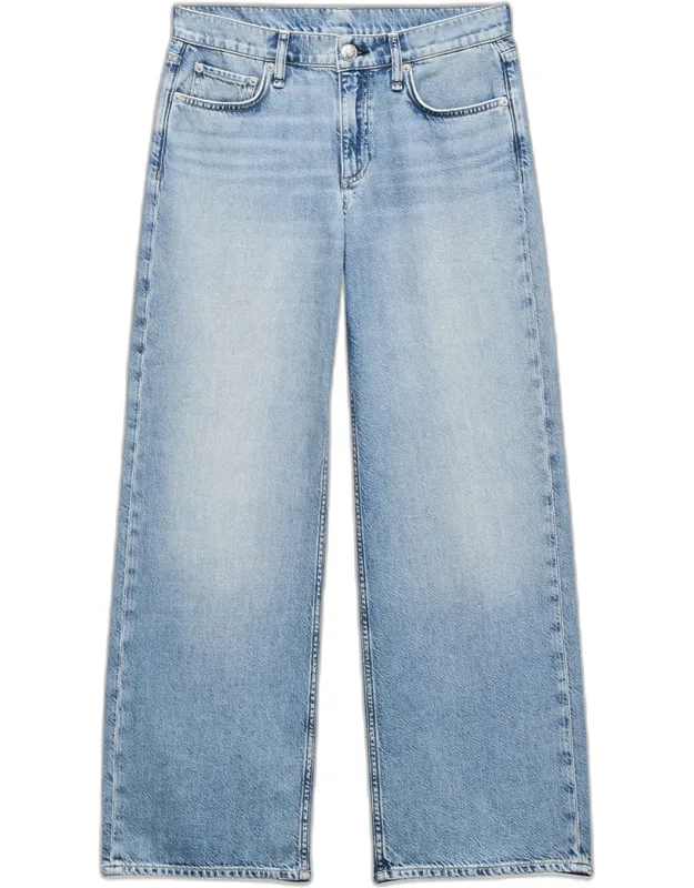 Featherweight Low-rise Ankle Jeans