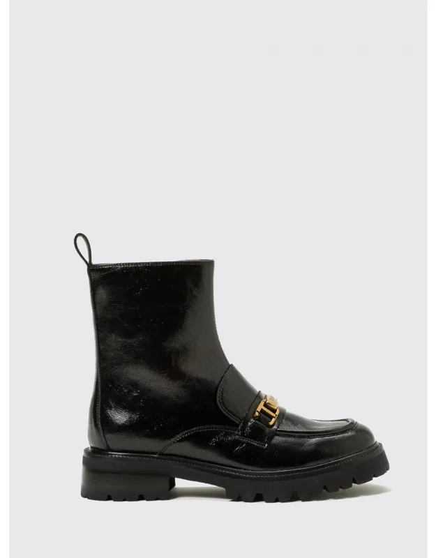 _flat Ankle Boot With A Sleek Design_