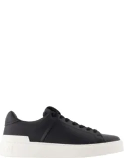 B-court Sneakers