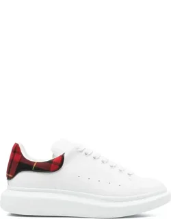 Sneaker With Round Toe And Lace-up Fastening