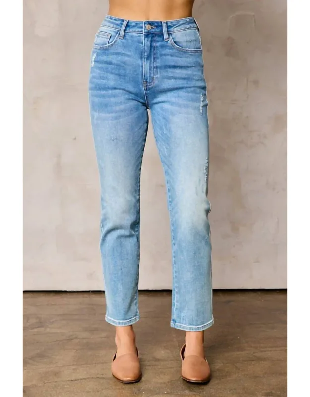 Straight Jeans In Medium Wash