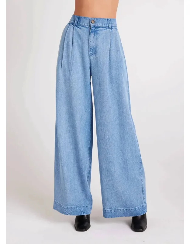 Pleated Wide Leg Trouser In Horizon Wash With Functional Pockets And Zip Closure