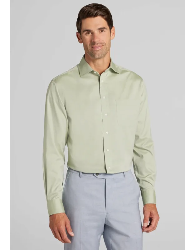 Traveler Collection Tailored Fit Spread Collar Solid Dress Shirt