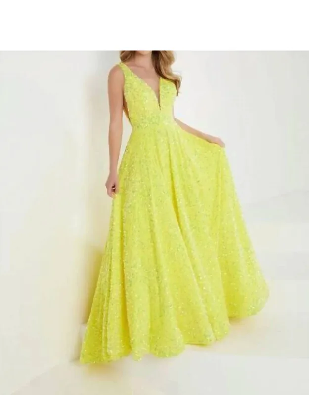 Prom Dress With V-neckline And A-line Silhouette