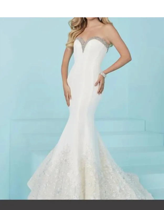 Prom Dress With Sweetheart Neckline And Textured Pattern