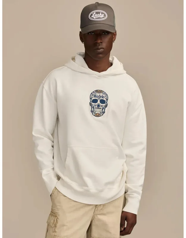 Modelo Small Skull Hoodie