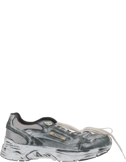 Vintage-inspired Sneakers With Front Lacing And Logo Detailing