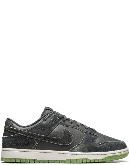 Dunk Low Sneakers