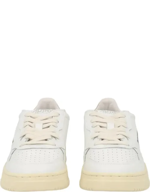 Medalist Low Perforated Toe Leather Sneakers