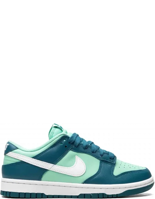 Dunk Low Sneakers With Round Toe Design And Contrasting Laces