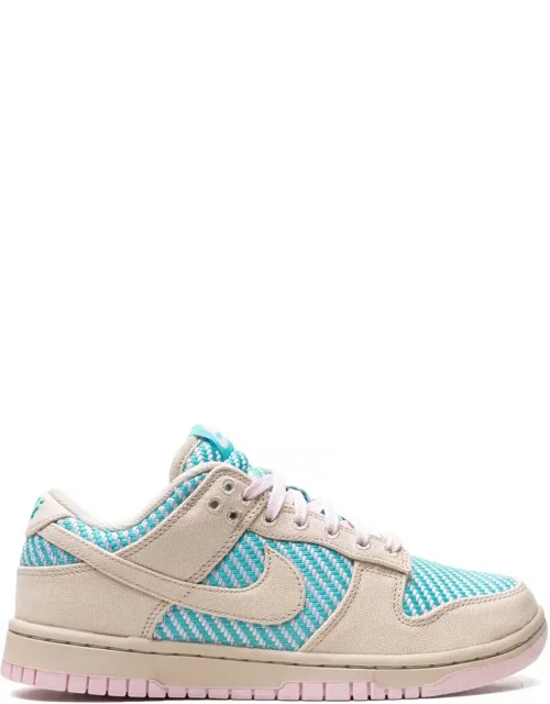Dunk Low Sneakers With Round Toe Design And Contrasting Laces