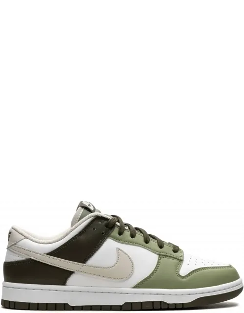 Dunk Low Sneakers