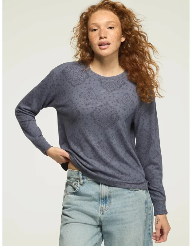 Cloud Long Sleeve Crew Neck Top, Ribbed Collar, Side-slit Hem