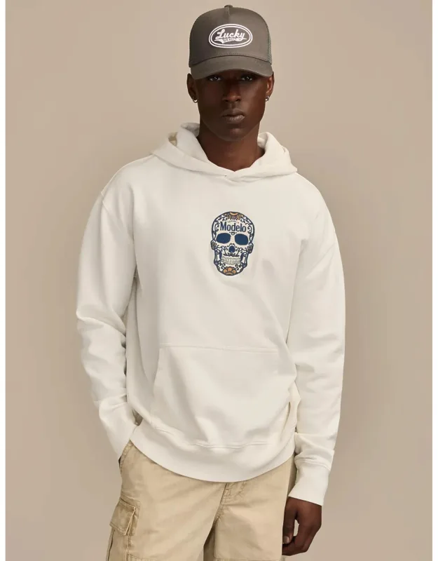 Modelo Small Skull Hoodie
