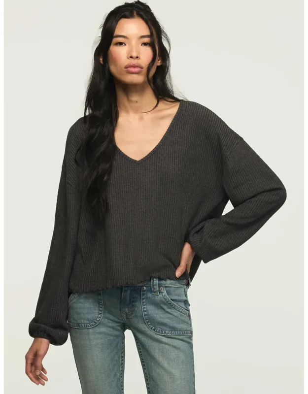 Cloud Lettuce Hem V Neck Top
