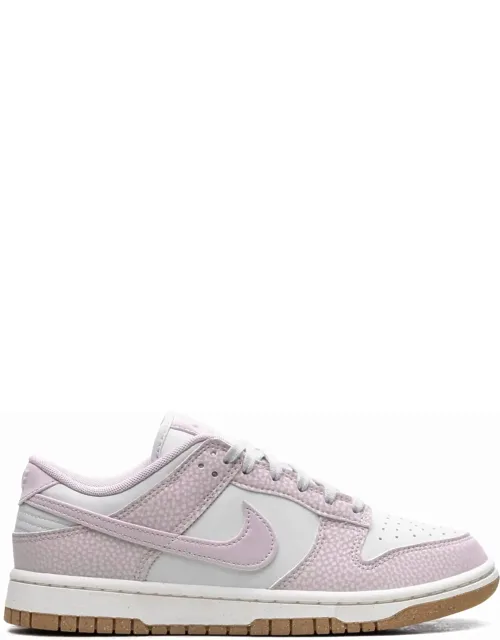 Dunk Low Sneakers In Platinum With Round Toe Design And Contrasting Laces